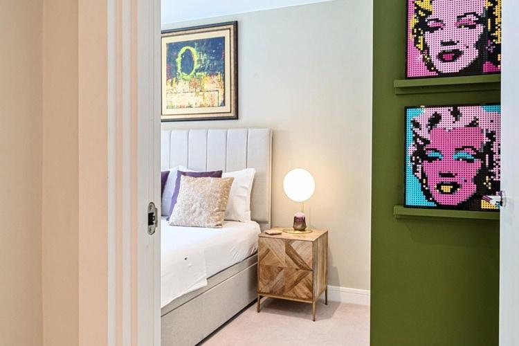 Modern Bedroom With Private Bathroom And Shared Kitchen & Lounge In Our Habitación en casa particular