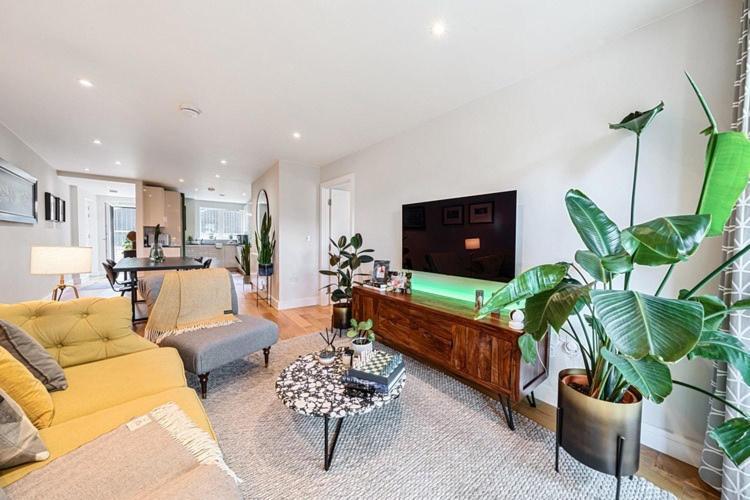 Habitación en casa particular Modern Bedroom With Private Bathroom And Shared Kitchen & Lounge In Our Londres