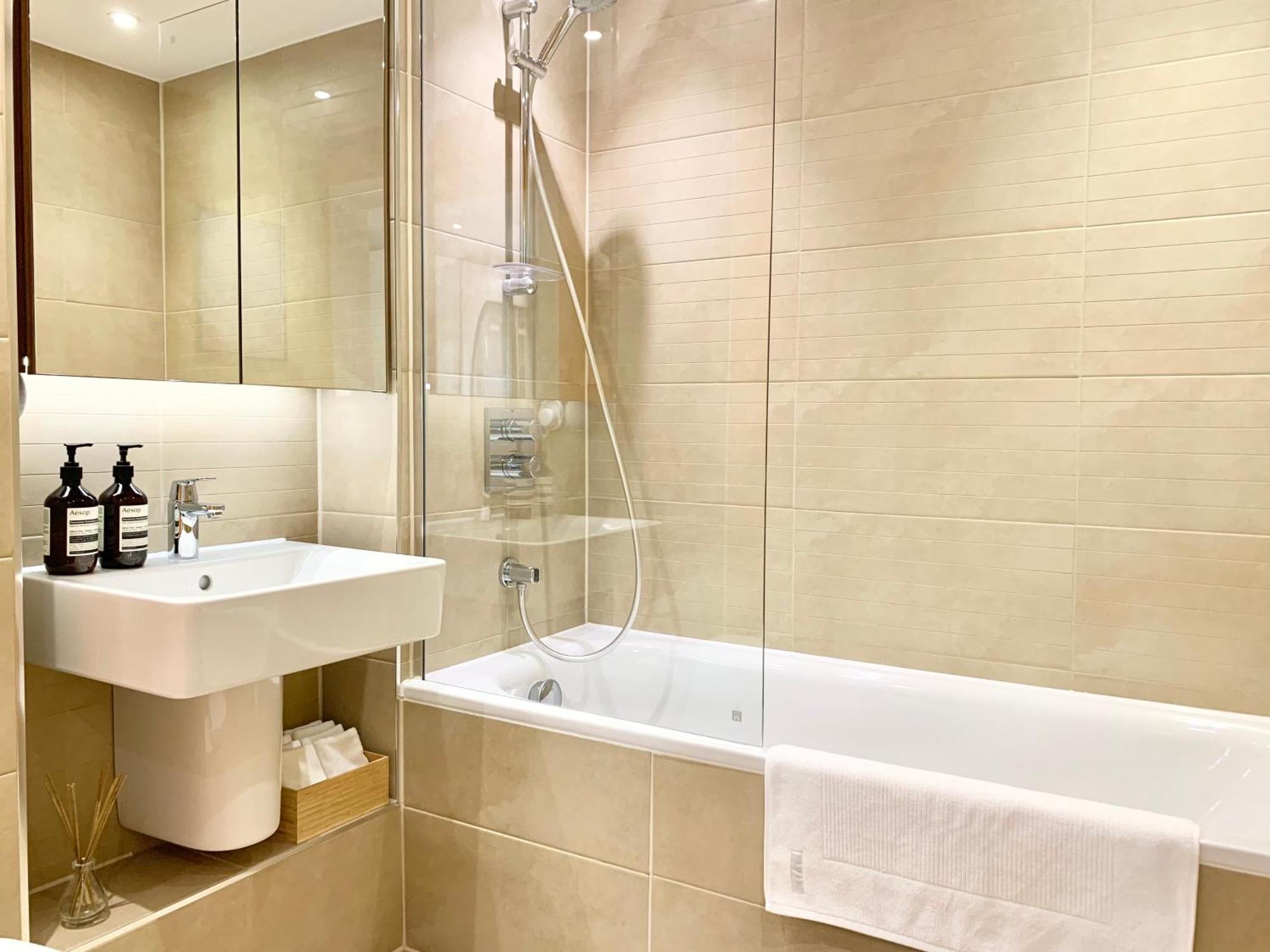Habitación en casa particular Modern Bedroom With Private Bathroom And Shared Kitchen & Lounge In Our Londres