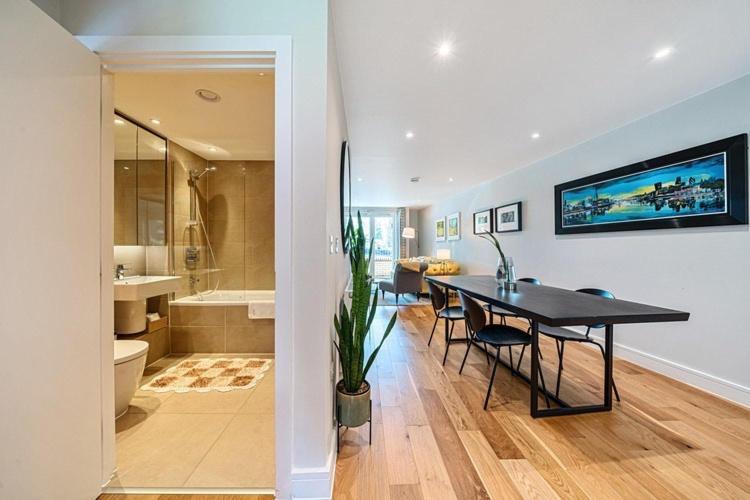 Modern Bedroom With Private Bathroom And Shared Kitchen & Lounge In Our Habitación en casa particular *