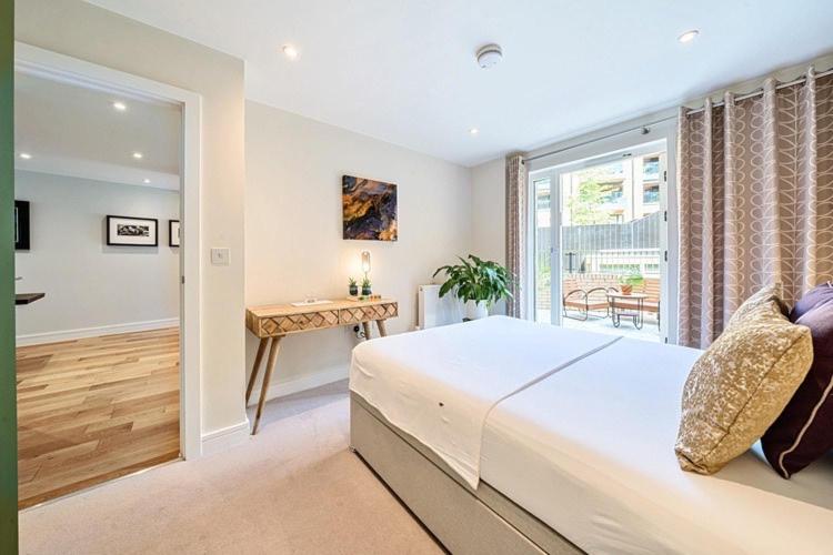 Modern Bedroom With Private Bathroom And Shared Kitchen & Lounge In Our Habitación en casa particular *