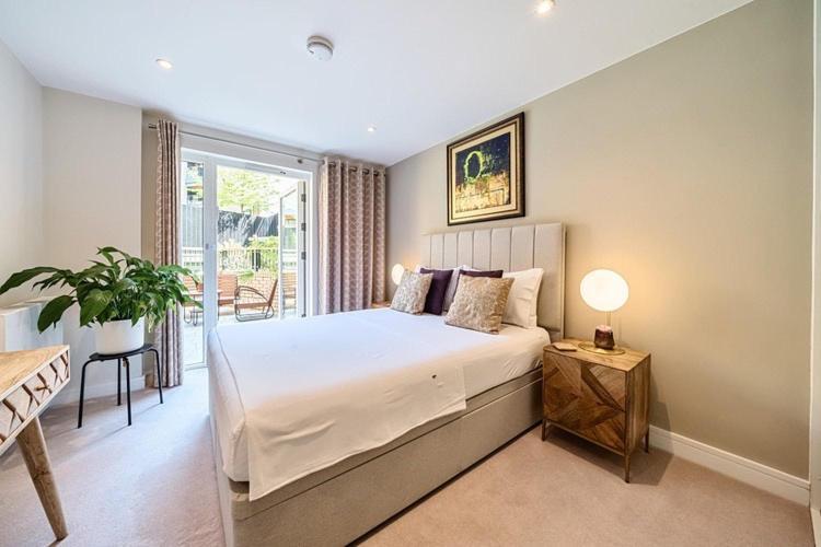 Modern Bedroom With Private Bathroom And Shared Kitchen & Lounge In Our Habitación en casa particular Londres
