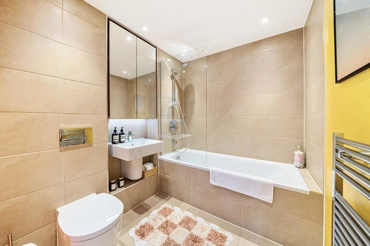 Habitación en casa particular Modern Bedroom With Private Bathroom And Shared Kitchen & Lounge In Our